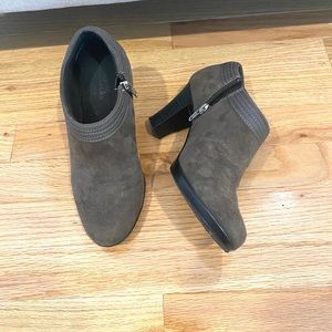 Clark’s women’s heeled booties Sz 6